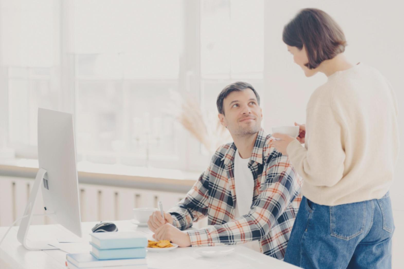 Equipo financiero trabajando en estrategias de motivación