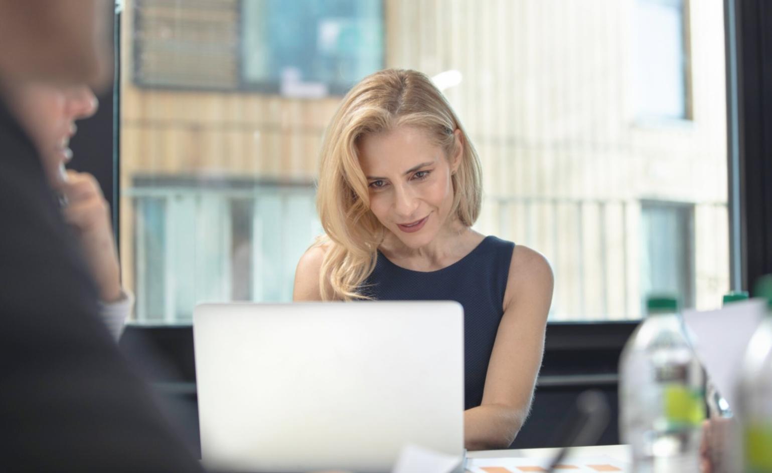 Sesión de entrenamiento en motivación para profesionales de finanzas