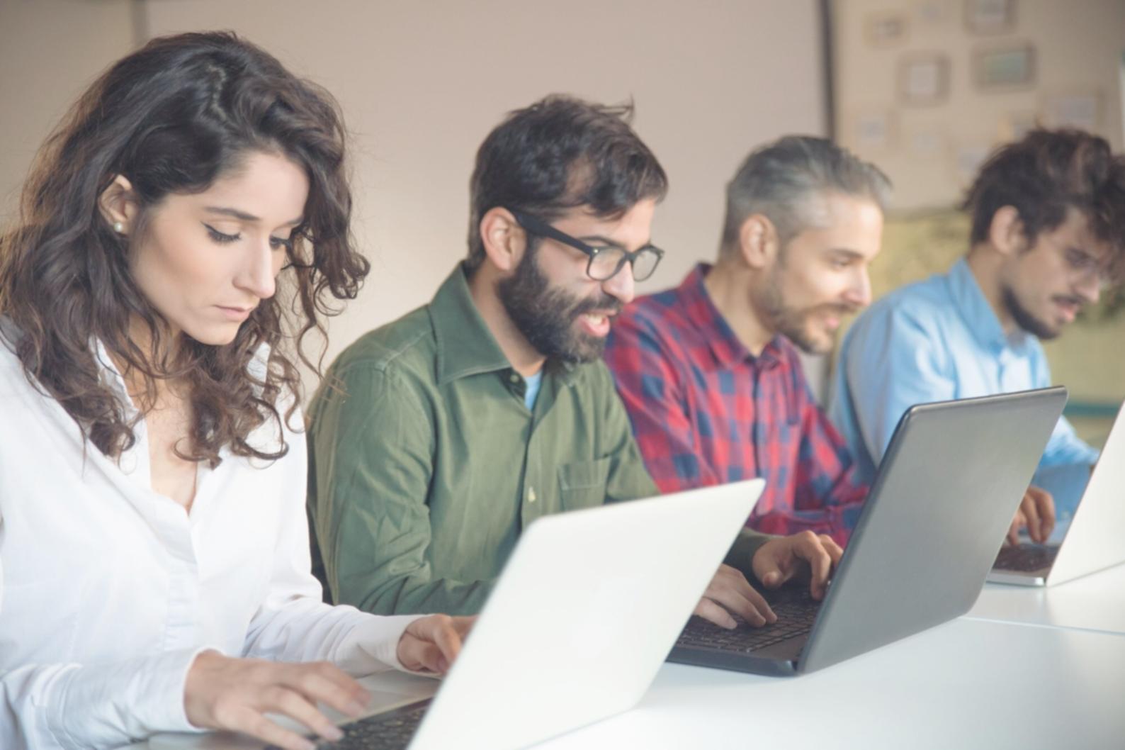 Ambiente de trabajo positivo en departamento financiero después de programa de motivación