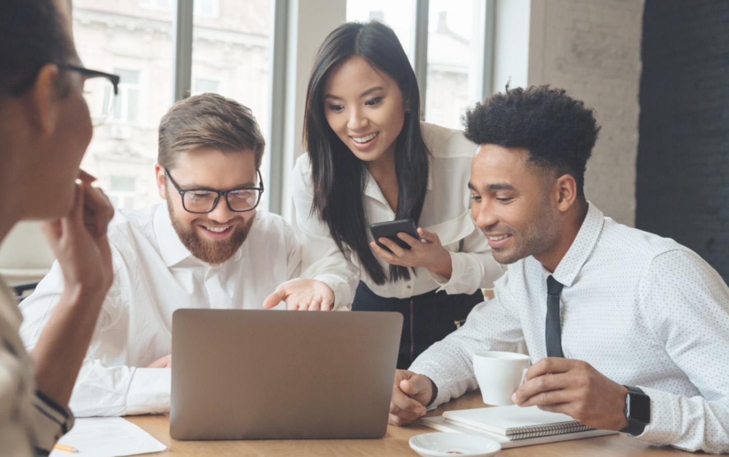 Equipo de trabajo colaborando en una sesión de motivación empresarial